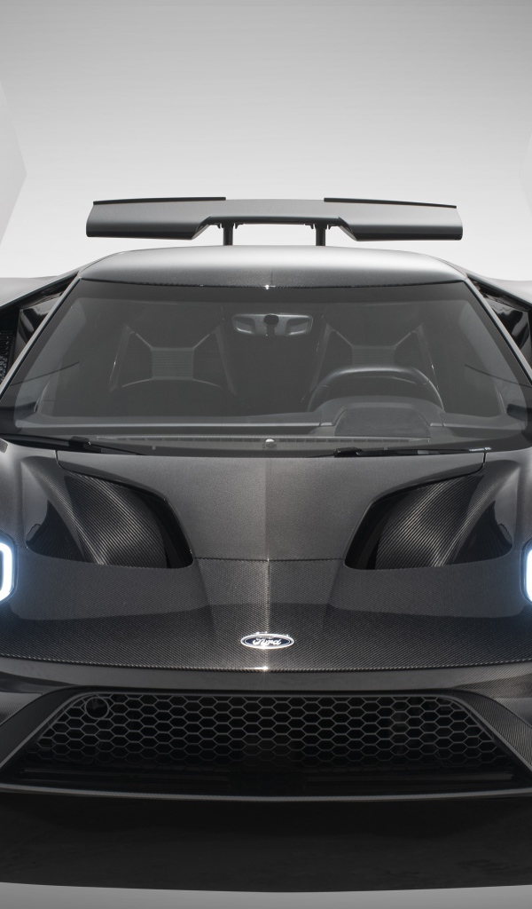 Автомобиль Ford GT Liquid Carbon, 2020 года с открытыми дверями