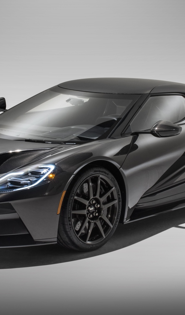 Серебристый спортивный Ford GT Liquid Carbon, 2020 года на сером фоне