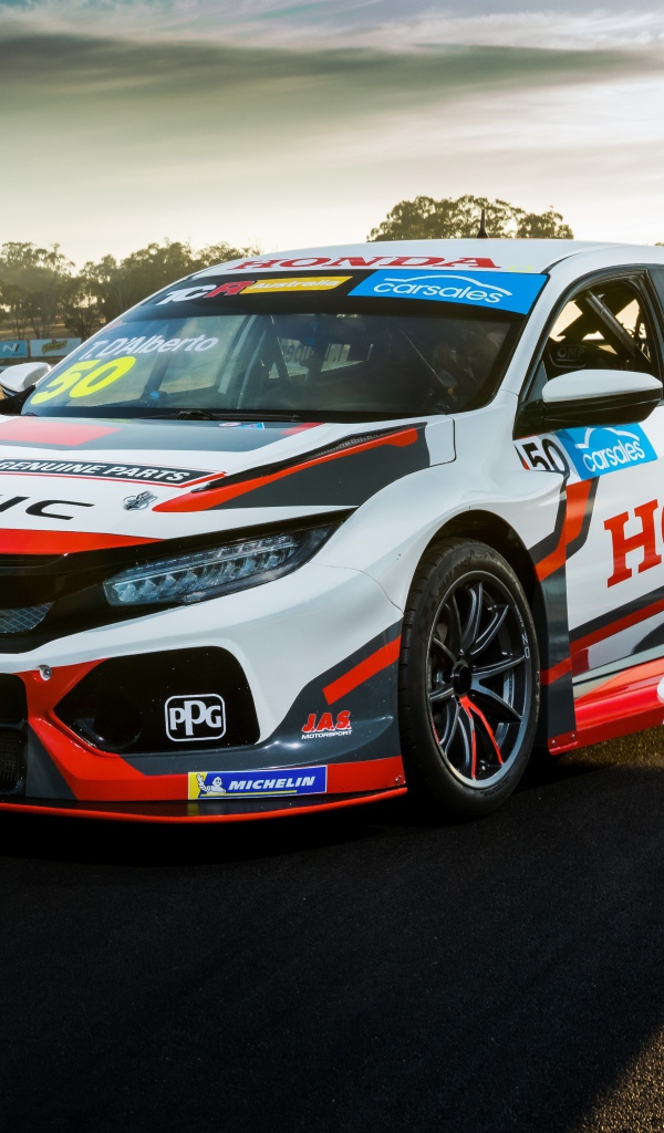 Гоночный автомобиль Honda Civic Type R TCR 2020 года на трассе