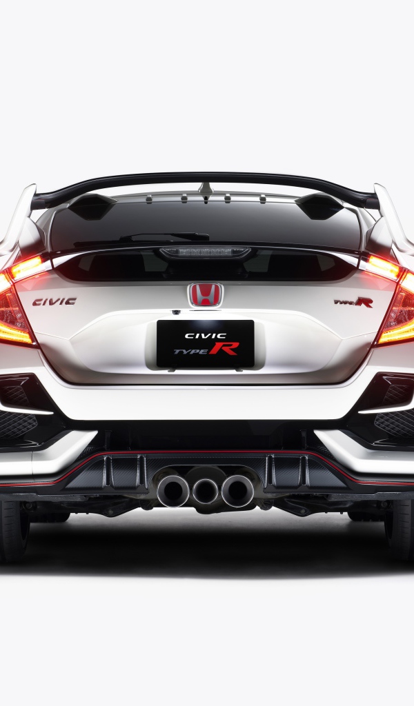 Автомобиль Honda Civic Type R 2020 года вид сзади на белом фоне
