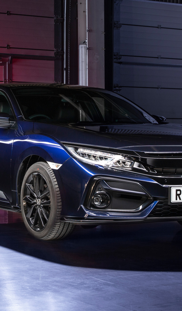 Синий автомобиль Honda Civic, 2019 года в гараже