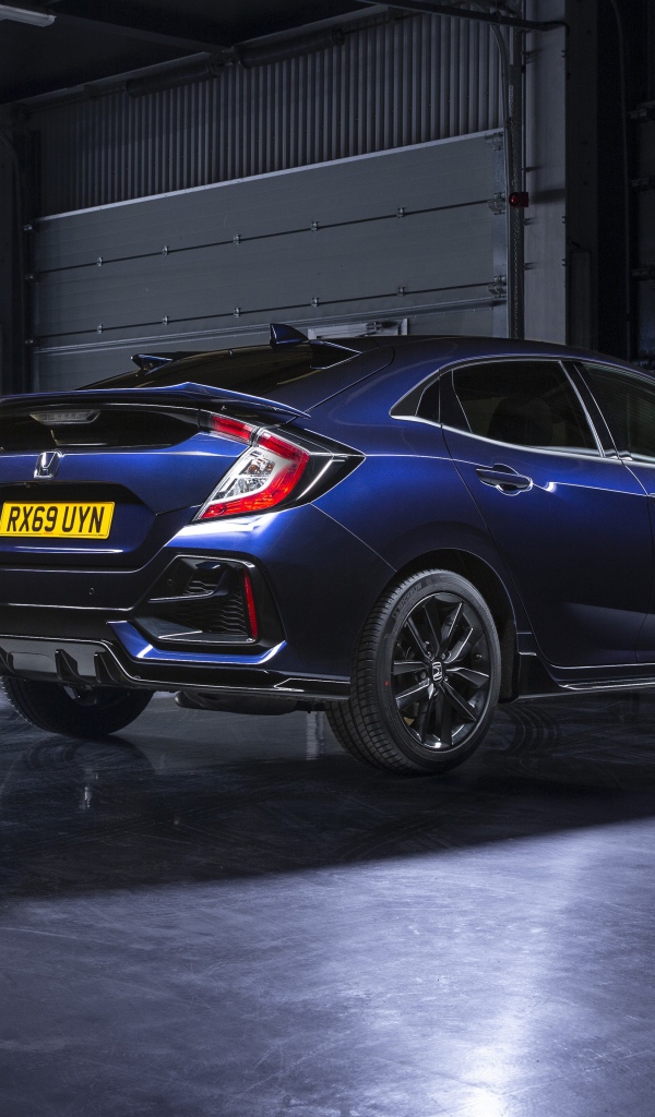 Синий хэтчбек Honda Civic  2019 года в гараже