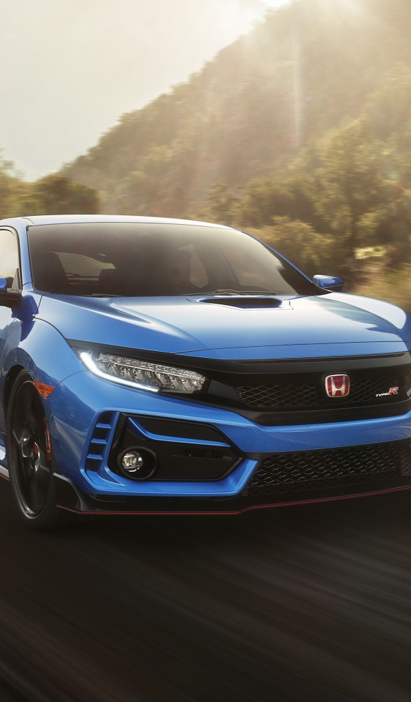 Синий автомобиль  Honda Civic Type R, 2020 года на трассе