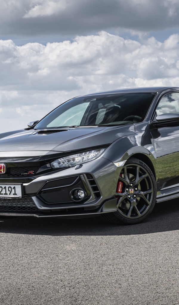 Автомобиль Honda Civic Type R Sport Line на фоне неба 
