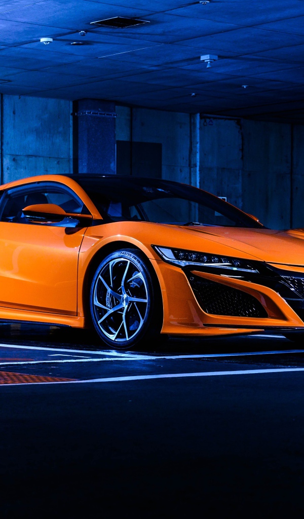 Оранжевый автомобиль Honda NSX в гараже 