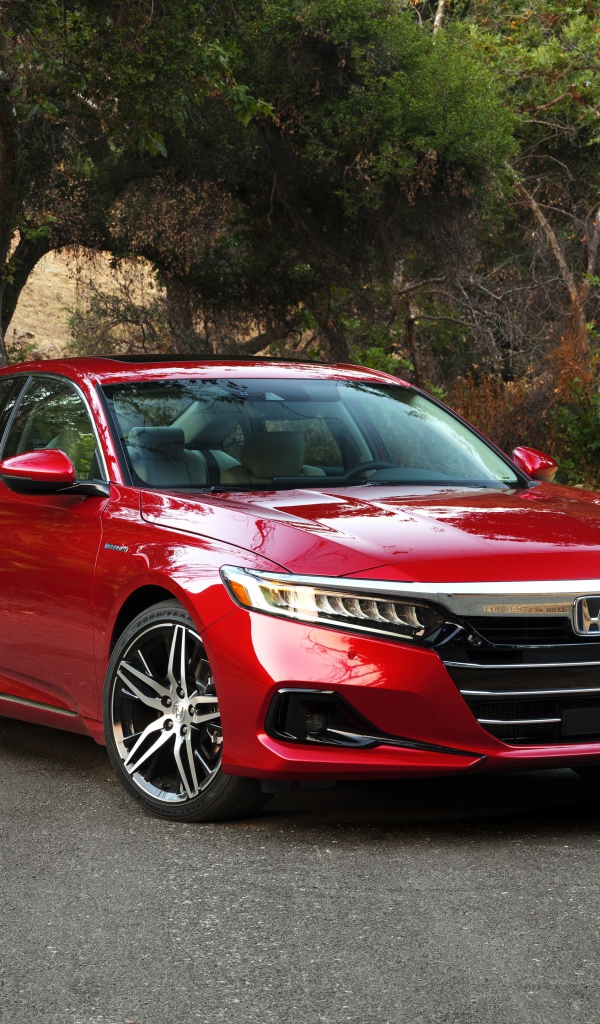 Красный автомобиль  Honda Accord Touring Hybrid 2021 года на дороге 