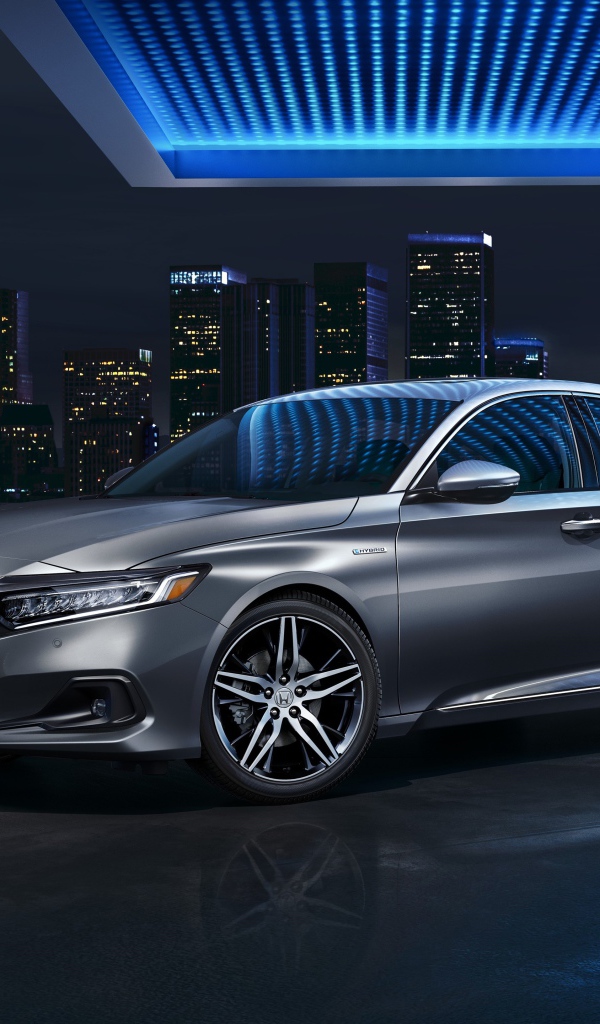 Серебристый автомобиль Honda Accord Touring, 2021 года на фоне мегаполиса