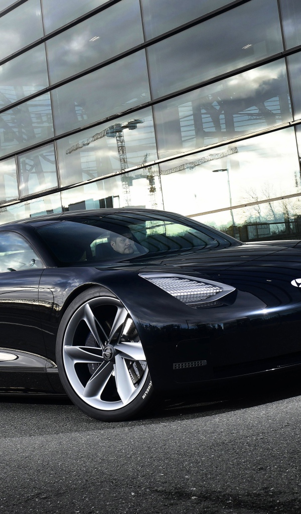 Черный автомобиль Hyundai Prophecy 2020 года у стеклянного здания 