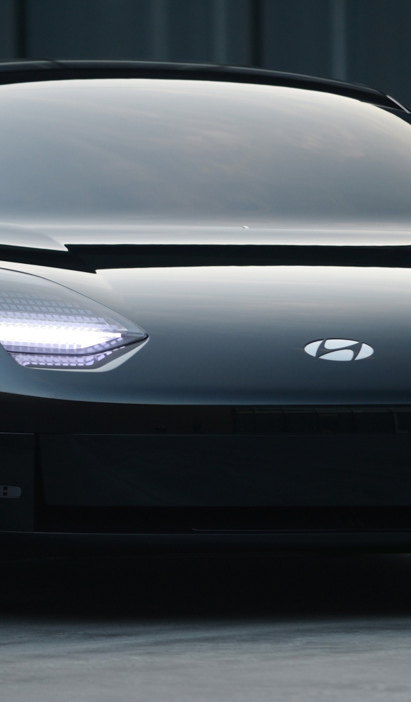 Черный автомобиль Hyundai Prophecy 2020 года вблизи