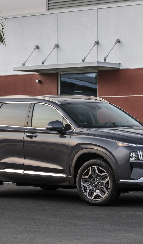 Автомобиль  Hyundai Santa Fe Hybrid, 2021 года у дома
