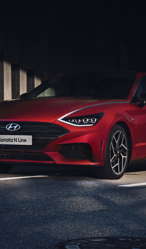 Красный автомобиль Hyundai Sonata N Line 2021 года в тени