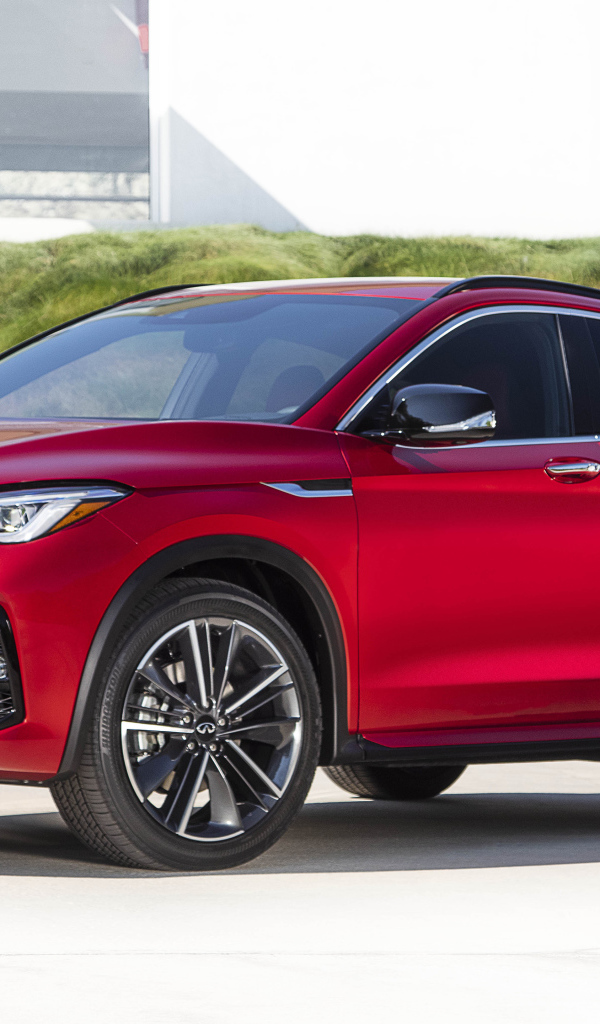 Красный автомобиль Infiniti QX55 AWD 2022 года у дома