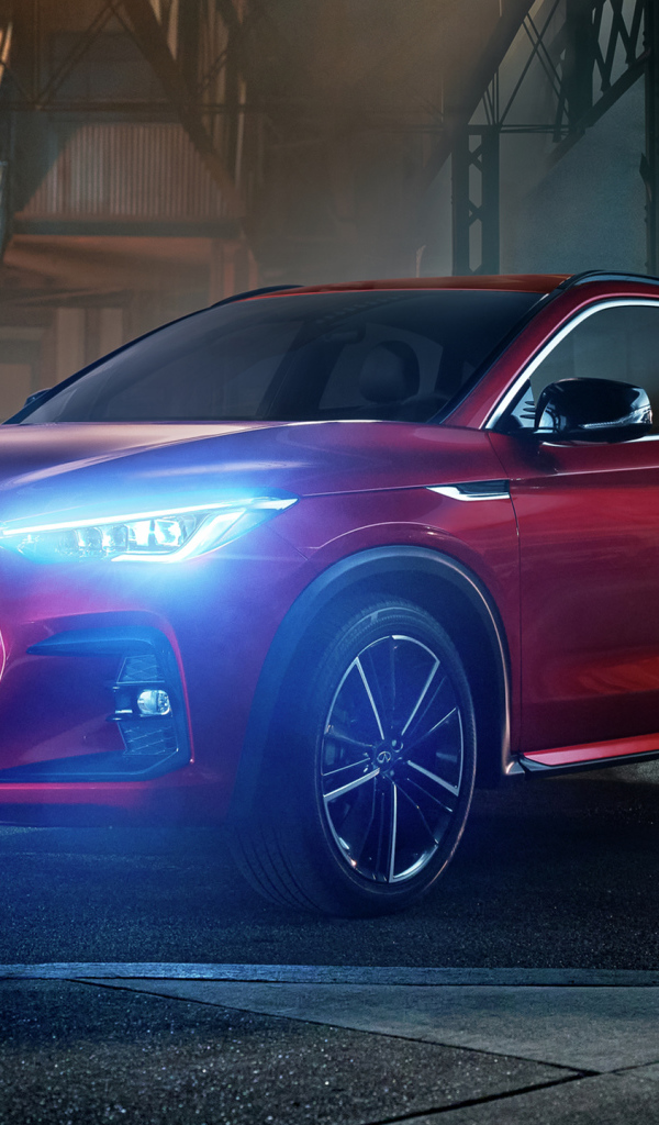 Красный автомобиль Infiniti QX55 AWD, 2022 года с включенными фарами