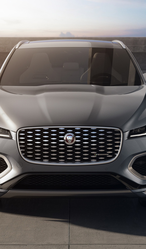 Серый автомобиль Jaguar F-Pace P400e AWD 2020 года на заправке