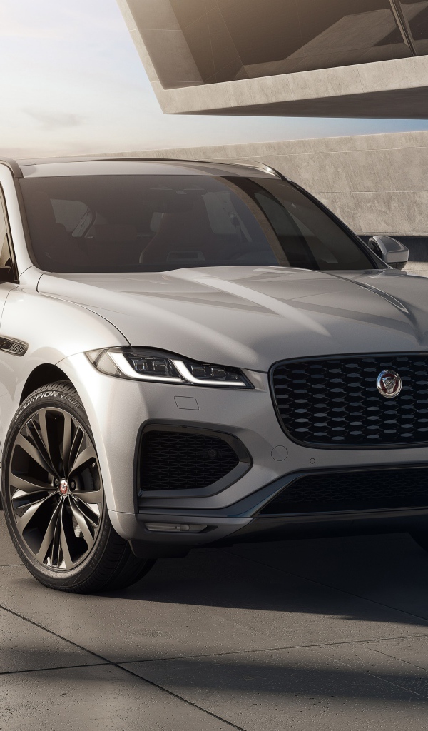 Серебристый автомобиль Jaguar F-Pace R-Dynamic Black Pack 2020 года 