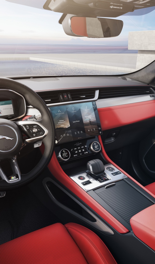 Красный кожаный салон автомобиля Jaguar F-Pace R-Dynamic 2020 года 