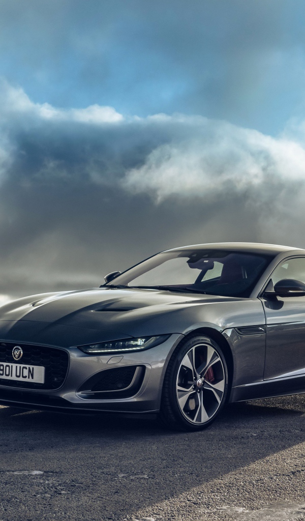 Автомобиль Jaguar F-Type P300 Coupe First Edition 2020 года на фоне облаков