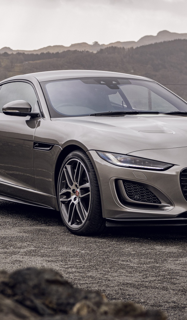 Дорогой автомобиль Jaguar F-Type P450 R-Dynamic 2020 года на фоне гор 