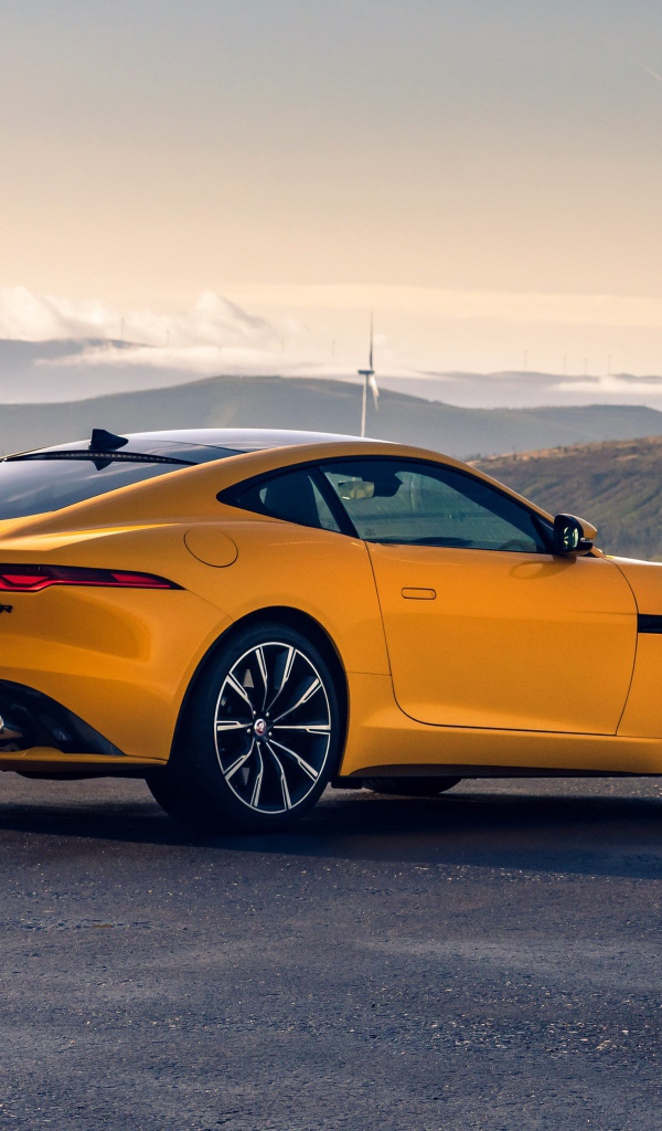 Желтый автомобиль Jaguar F-Type R Coupe 2020 года вид сзади