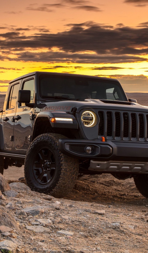 Черный внедорожник Jeep Gladiator Mojave, 2020 года в пустыне на закате