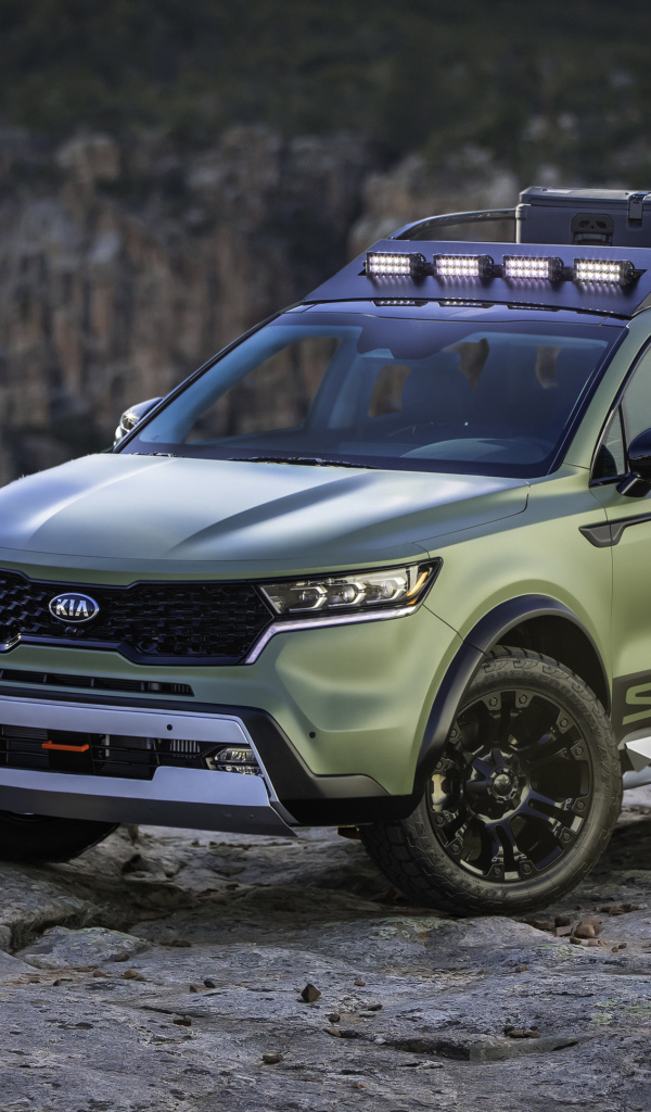 Внедорожник Kia Sorento, 2020 года в горах 