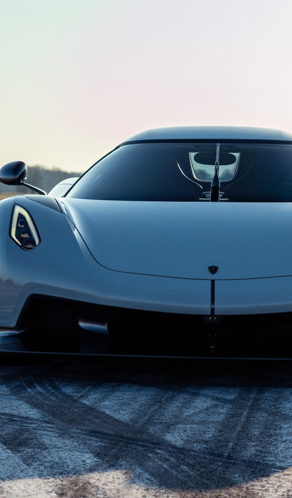 Автомобиль Koenigsegg Jesko Absolut 2020 года на трассе 