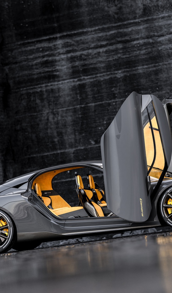 Автомобиль Koenigsegg Gemera 2020 года с открытыми дверями