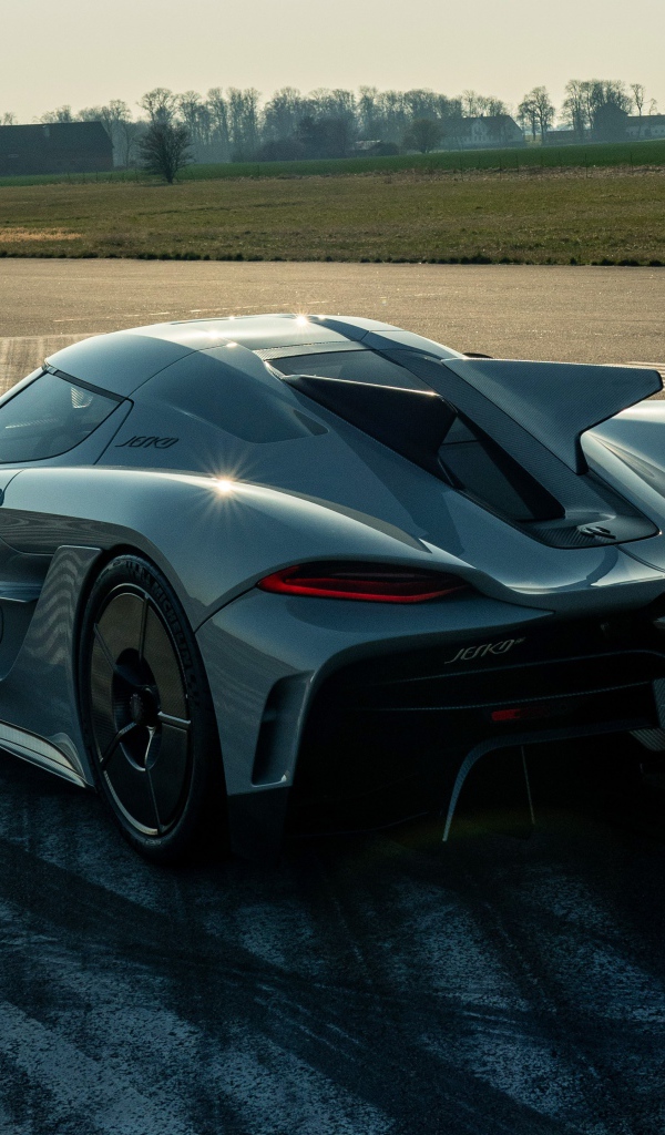 Черный автомобиль Koenigsegg Jesko Absolut 2020 года на трассе 
