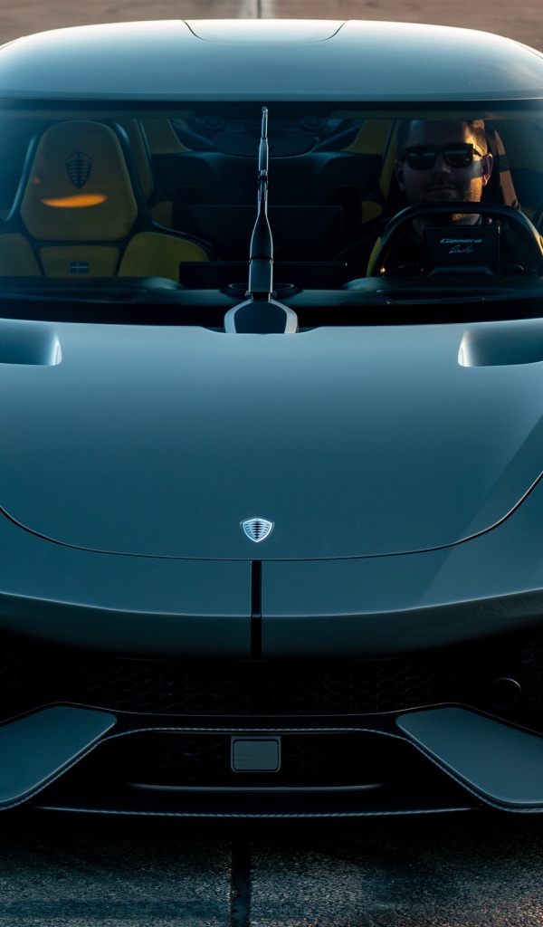 Черный быстрый автомобиль Koenigsegg Gemera 2020 года вид спереди