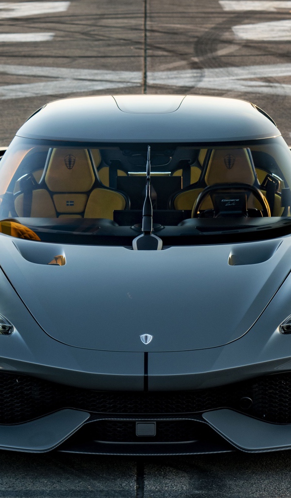 Серебристый автомобиль Koenigsegg Gemera 2020 года с открытыми дверями