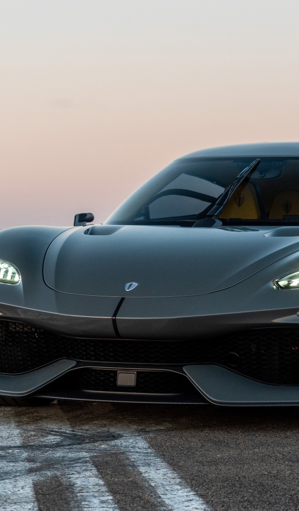 Черный автомобиль Koenigsegg Gemera 2020 года на асфальте 