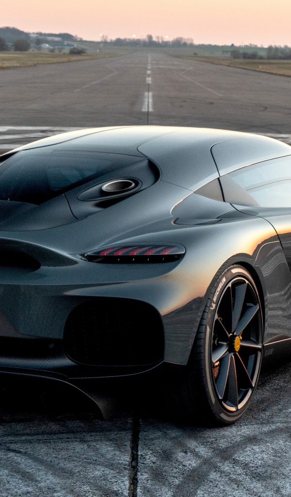 Автомобиль Koenigsegg Gemera 2020 года на трассе