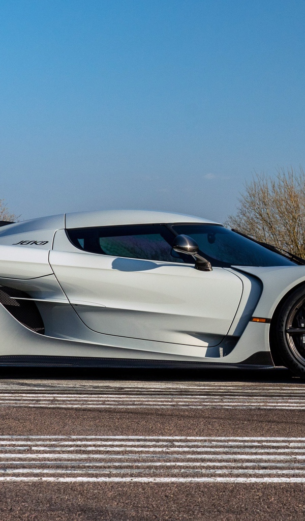 Белый автомобиль Koenigsegg Jesko Absolut 2020 года вид сбоку