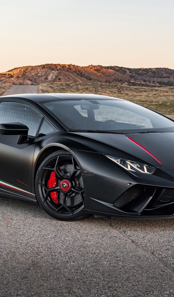 Черный спортивный  Lamborghini Huracan Performante 2020 года