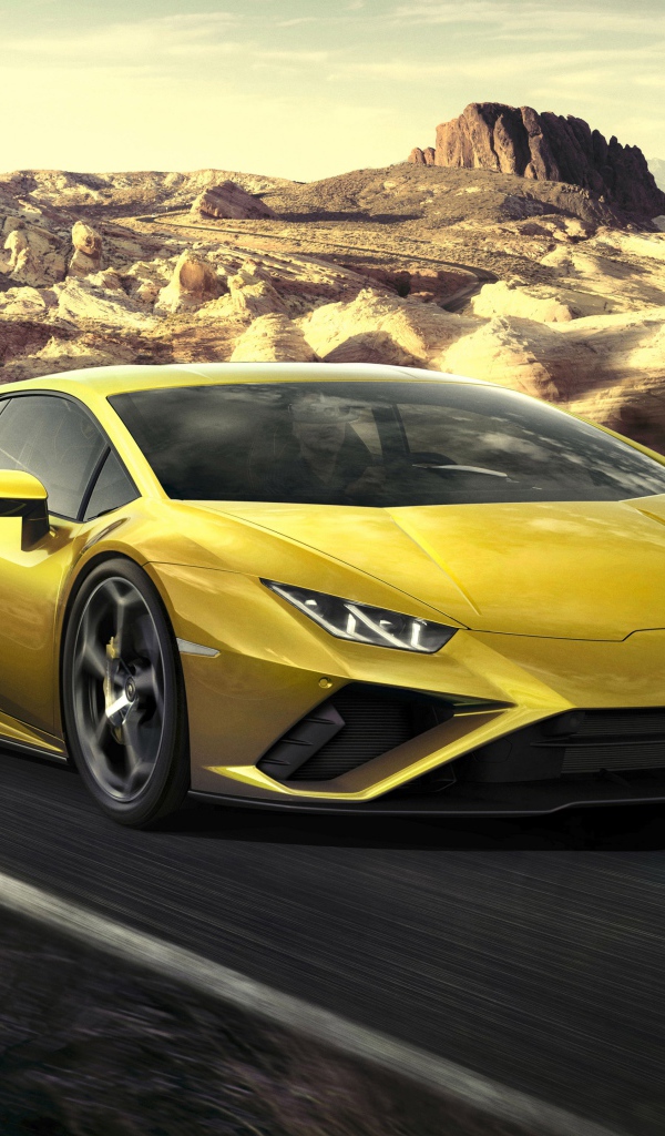 Автомобиль Lamborghini Huracan EVO RWD 2020 года едет по дороге