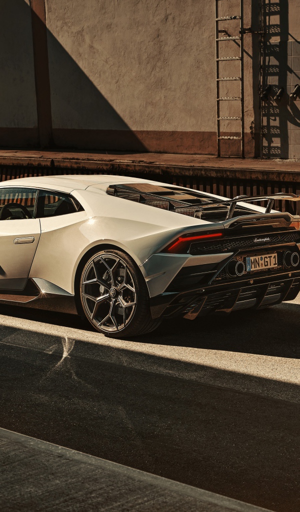 Автомобиль  Lamborghini Huracan EVO 2020 года в лучах солнца 