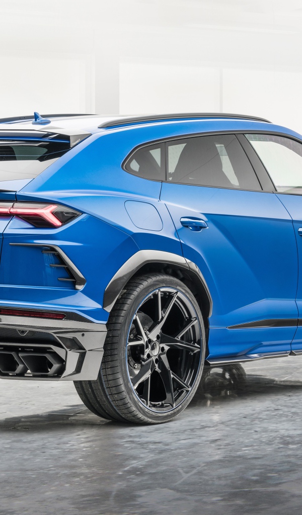 Автомобиль Lamborghini Urus 2020 года вид сзади