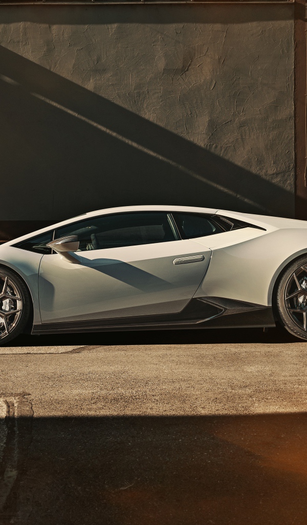 Белый автомобиль  Lamborghini Huracan EVO 2020 года 