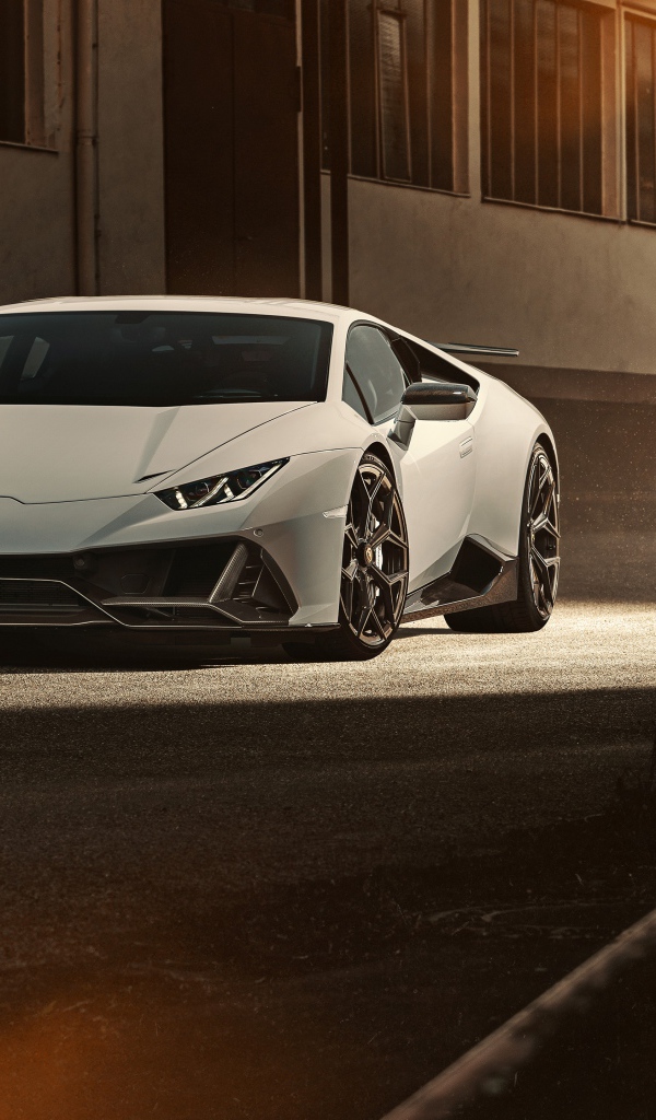 Белый спортивный автомобиль  Lamborghini Huracan EVO 2020 года