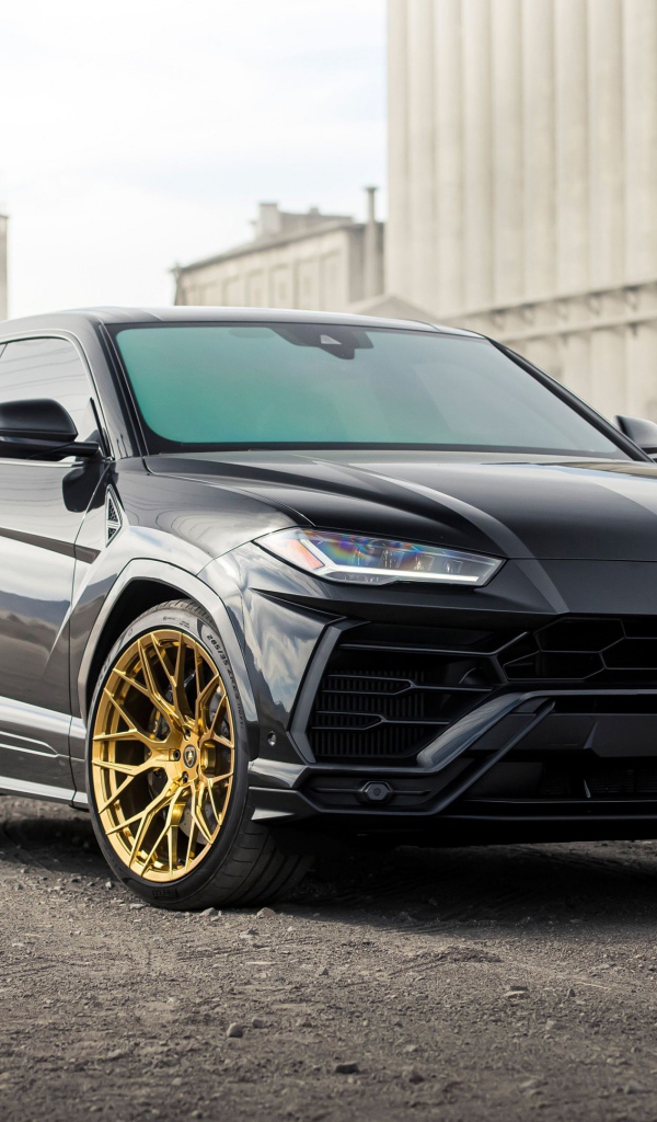 Черный внедорожник  Lamborghini Urus 2020 года на фоне завода
