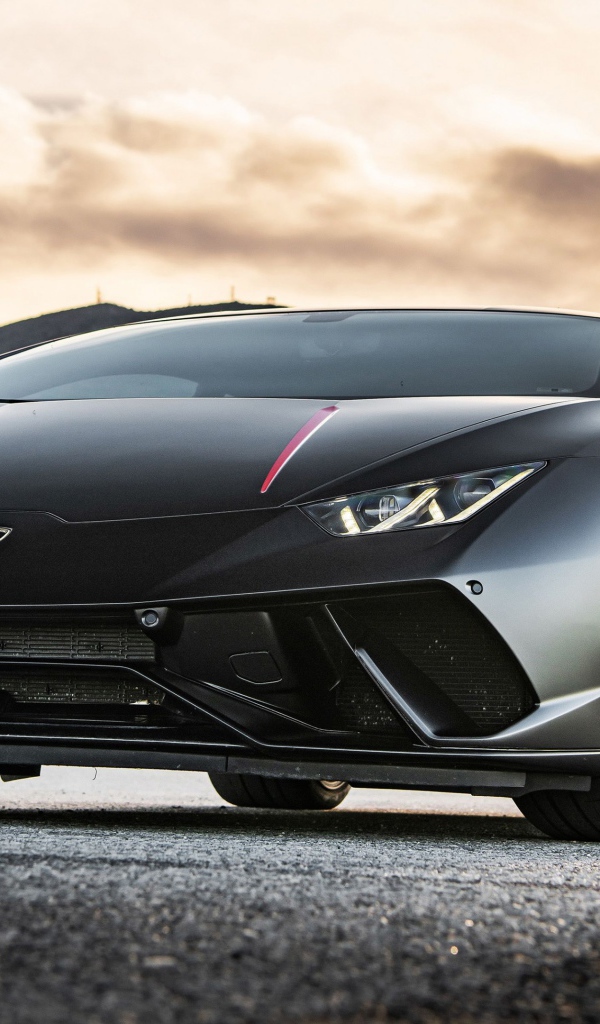 Черный спортивный Lamborghini Huracan Performante 2020 года на асфальте