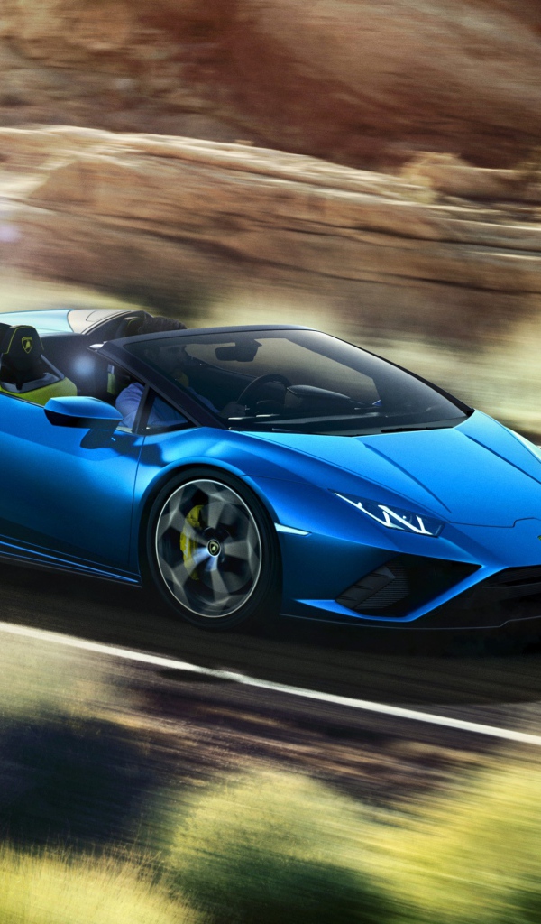 Синий автомобиль Lamborghini Huracan EVO RWD Spyder 2020 года на скорости 