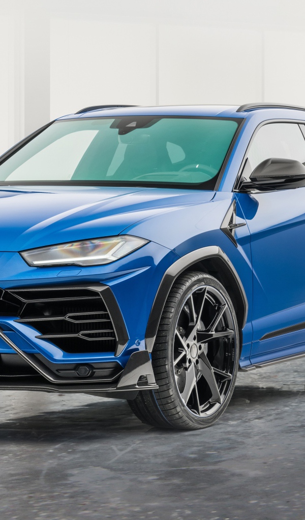 Синий автомобиль  Lamborghini Urus 2020 года в гараже