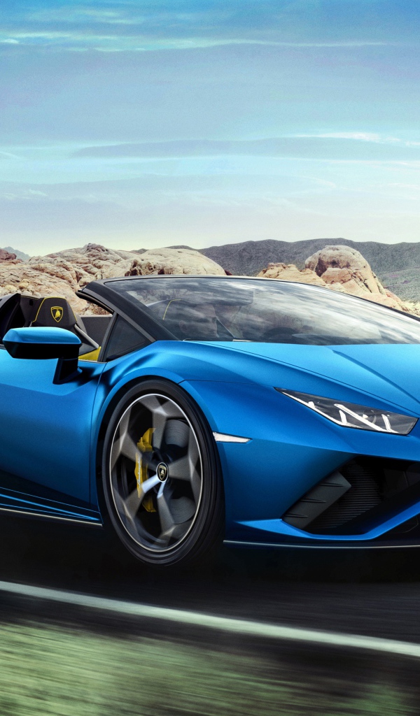 Синий быстрый автомобиль Lamborghini Huracan EVO RWD Spyder 2020 года на дороге 