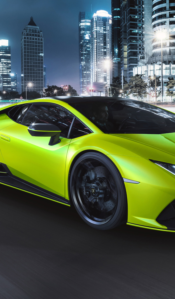 Быстрый автомобиль Lamborghini Huracán EVO 2021 года на ночной дороге