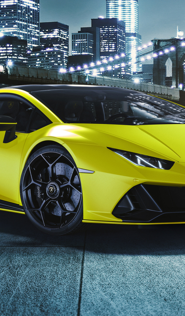Желтый автомобиль Lamborghini Huracán EVO 2021 года на фоне города