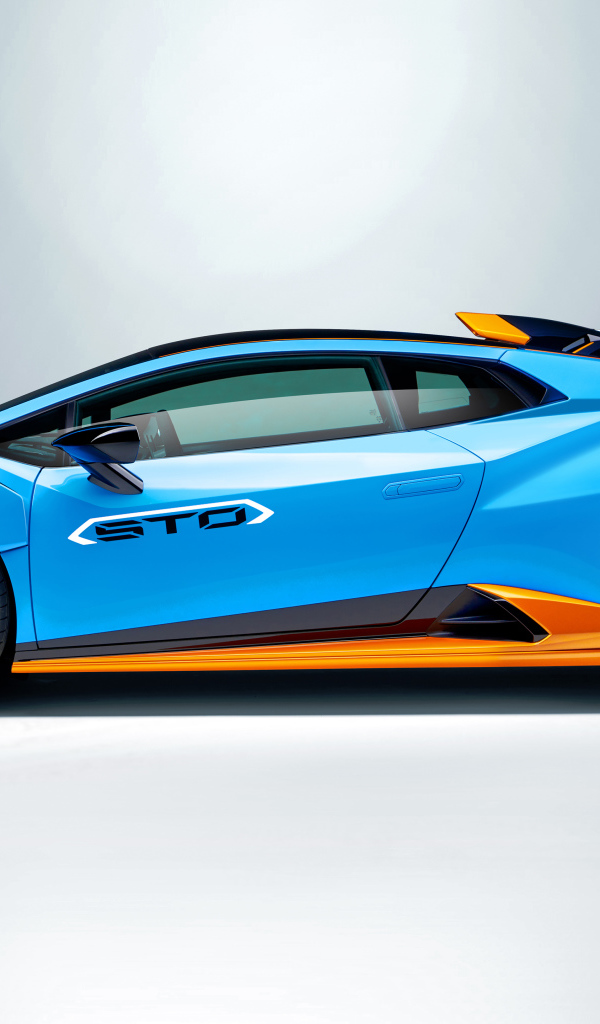 Голубой автомобиль Lamborghini Huracán STO 2021 года вид сбоку