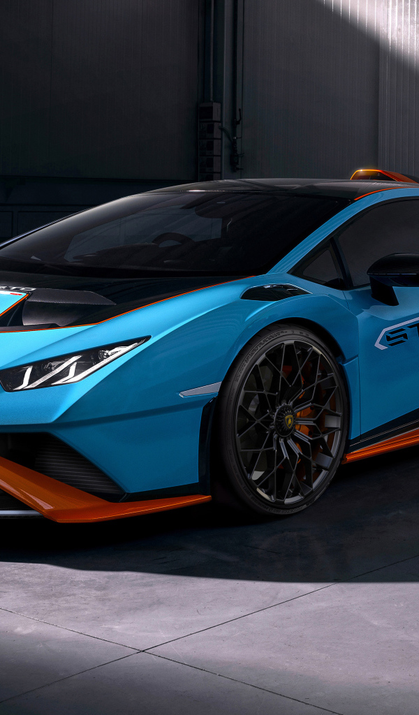 Автомобиль Lamborghini Huracán STO 2021 года в гараже