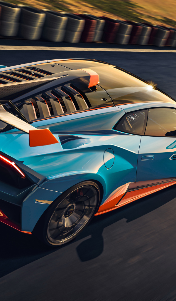 Быстрый автомобиль Lamborghini Huracán STO 2021 года на гоночной трассе