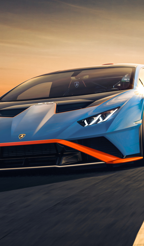 Автомобиль Lamborghini Huracán STO 2021 года на трассе
